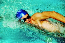 腰間盤突出可以游泳嗎？游泳能治療腰間盤突出嗎？