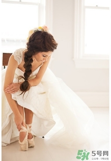 年會穿什么鞋子？公司年會女生鞋子搭配