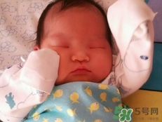 新生兒臉上長小白點是怎么回事?是什么原因? 新生兒臉上長小白點是怎么回事?是什么原因?