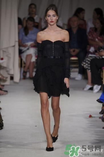 年會穿什么鞋子？公司年會女生鞋子搭配