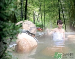 泡溫泉后要洗澡嗎？泡完溫泉后多久可以洗澡？