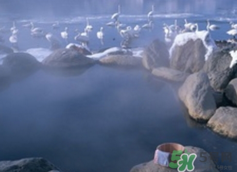 泡溫泉后要洗澡嗎？泡完溫泉后多久可以洗澡？