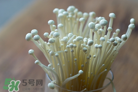 金針菇放冰箱一個(gè)星期還能吃嗎?金針菇放冰箱可以保存多久 金針菇放冰箱一個(gè)星期還能吃嗎?金針菇放冰箱可以保存多久