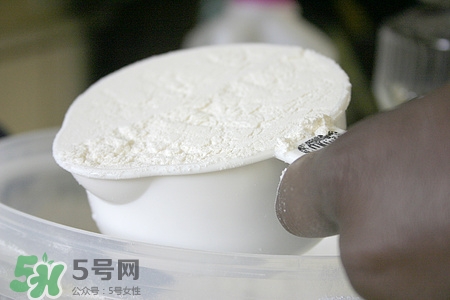 奶粉分層是怎么回事?奶粉分層還能喝嗎 奶粉分層是怎么回事?奶粉分層還能喝嗎