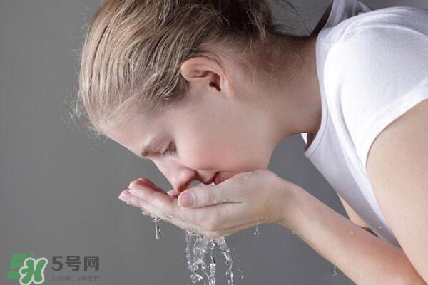 鹽水洗臉有什么好處?鹽水洗臉有什么壞處? 鹽水洗臉有什么好處?鹽水洗臉有什么壞處?