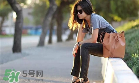 水桶包怎么背時(shí)尚?水桶包時(shí)尚搭配 水桶包怎么背時(shí)尚?水桶包時(shí)尚搭配