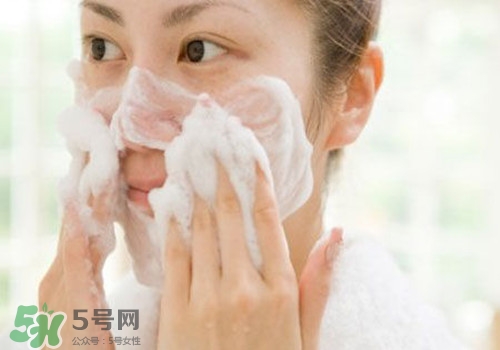 鹽水洗臉有什么好處?鹽水洗臉有什么壞處? 鹽水洗臉有什么好處?鹽水洗臉有什么壞處?