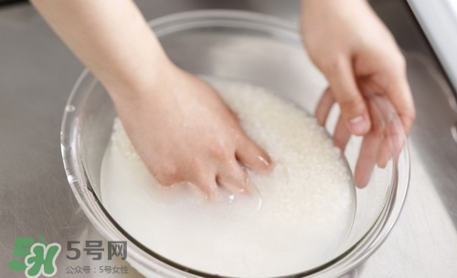 怎么用淘米水洗臉?淘米水洗臉的正確方法 怎么用淘米水洗臉?淘米水洗臉的正確方法