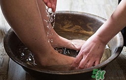 鹽水泡腳放多少鹽?鹽水泡腳用多少鹽? 鹽水泡腳放多少鹽?鹽水泡腳用多少鹽?