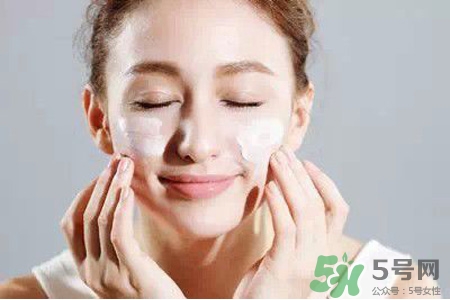 卸妝膏和卸妝水哪個好？卸妝膏和卸妝水的區(qū)別