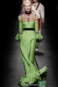 草綠色大衣怎么搭配？草綠色大衣穿衣搭配