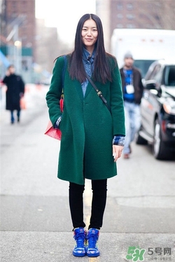 草綠色大衣怎么搭配？草綠色大衣穿衣搭配