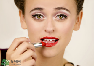 涂口紅嘴唇變白怎么辦？長期涂口紅的危害