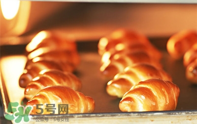 為什么烤箱做的面包硬 面包怎么烤外面不硬 為什么烤箱做的面包硬 面包怎么烤外面不硬