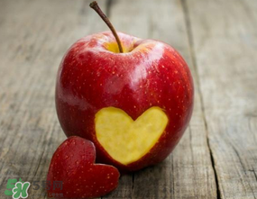 蘋果放在水里是沉還是浮？蘋果的密度是多少？