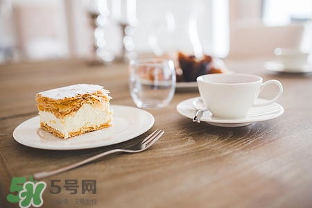 蛋糕側(cè)面怎么撒巧克力? 蛋糕側(cè)面怎么撒巧克力?