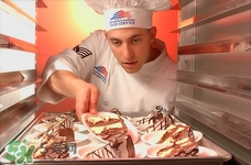 蛋糕側(cè)面怎么撒巧克力? 蛋糕側(cè)面怎么撒巧克力?