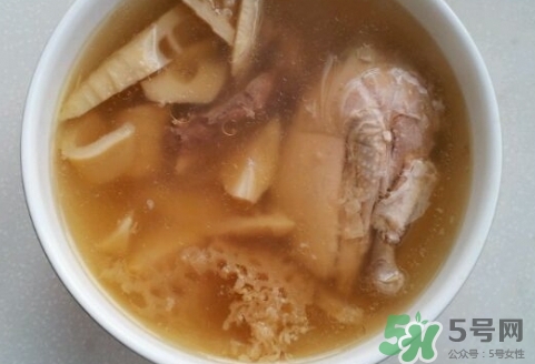 清燉雞湯什么時(shí)候放鹽?清燉雞湯放多少鹽? 清燉雞湯什么時(shí)候放鹽?清燉雞湯放多少鹽?