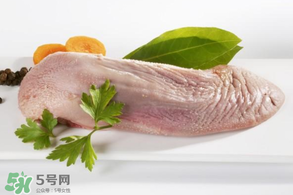 豬舌頭上的白苔怎么撕下來？豬舌頭上的白苔能吃嗎？
