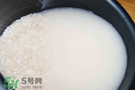 淘米水可以治白發(fā)嗎？淘米水洗頭發(fā)能治白發(fā)？