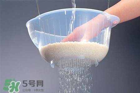 淘米水可以直接澆花嗎？淘米水澆花的正確方法