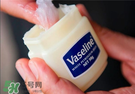 凡士林擦臉會(huì)變黑嗎?凡士林擦臉好嗎? 凡士林擦臉會(huì)變黑嗎?凡士林擦臉好嗎?