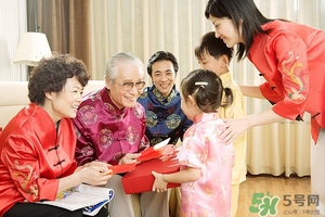 過年去女方家?guī)裁炊Y物_過年去女朋友家買什么 過年去女方家?guī)裁炊Y物_過年去女朋友家買什么