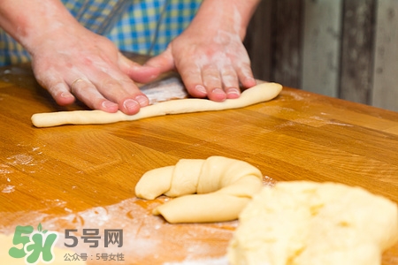 面團(tuán)有氣泡怎么回事?發(fā)酵的面團(tuán)怎么排氣 面團(tuán)有氣泡怎么回事?發(fā)酵的面團(tuán)怎么排氣