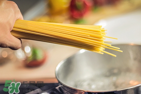 用電飯鍋怎么做面條?電飯鍋?zhàn)雒鏃l方法 用電飯鍋怎么做面條?電飯鍋?zhàn)雒鏃l方法