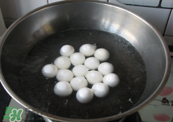 元宵用涼水煮還是熱水？煮元宵應(yīng)該是冷水下鍋還是熱水？