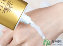 安耐曬金瓶是水狀的嗎 安耐曬金瓶是物理防曬還是化學(xué)防曬 安耐曬金瓶是水狀的嗎 安耐曬金瓶是物理防曬還是化學(xué)防曬