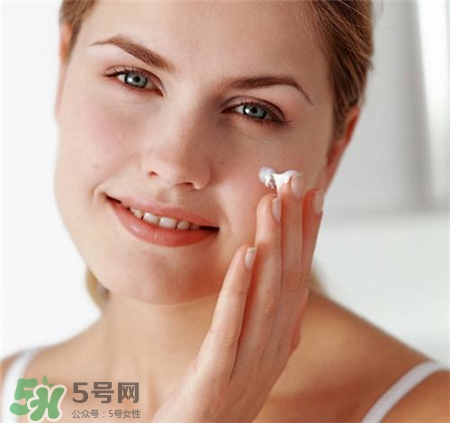 補涂防曬霜要洗臉嗎?怎么補涂防曬霜? 補涂防曬霜要洗臉嗎?怎么補涂防曬霜?