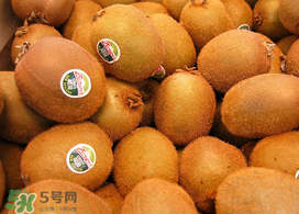 獼猴桃中間白色的能吃嗎？獼猴桃中間的白心可以吃嗎？