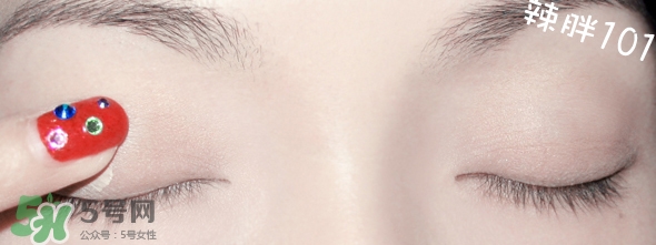 啞光眼影怎么畫？啞光眼影畫法步驟圖解