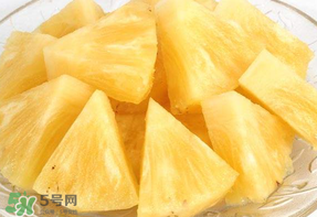 菠蘿削皮可以直接吃嗎？菠蘿削皮直接吃有毒嗎？