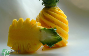 菠蘿削皮可以直接吃嗎？菠蘿削皮直接吃有毒嗎？