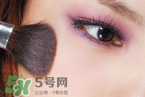 紫色腮紅適合什么口紅？紫色腮紅口紅搭配