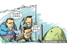 平時可以去掃墓嗎？平?？梢匀ド蠅瀱幔?></p><p>有的富戶要攜家?guī)Ь斐塑囎I，親到墳塋去祭掃。屆時要修整墳?zāi)?，或象征性地給墳頭上添添土，還要在上邊壓些紙錢，讓他人看了，知道此墳尚有后人。祭罷，有的圍坐聚餐飲酒；有的則放起風(fēng)箏，甚至互相比賽，進(jìn)行娛樂活動。婦女和小孩們還要就近折些楊柳枝，將撤下的蒸食供品用柳條穿起來。有的則把柳條編成籮圈狀，戴在頭上，謂“清明不戴柳，來生變黃狗”。此即是掃墓又是郊游，興盡方歸。</p><p style=