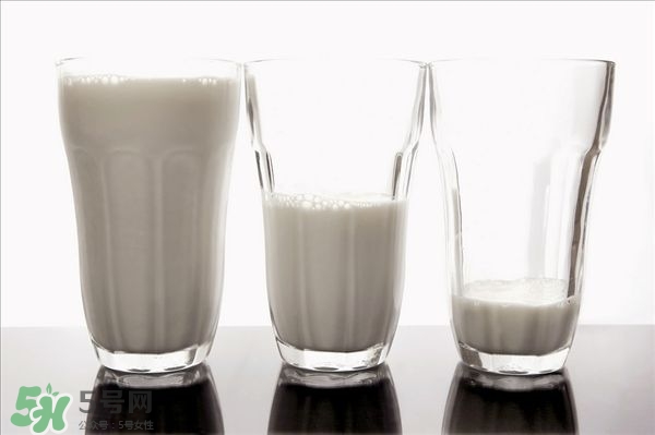 牛奶可以加蜂蜜嗎 牛奶加峰蜜可以一起喝嗎 牛奶可以加蜂蜜嗎 牛奶加峰蜜可以一起喝嗎