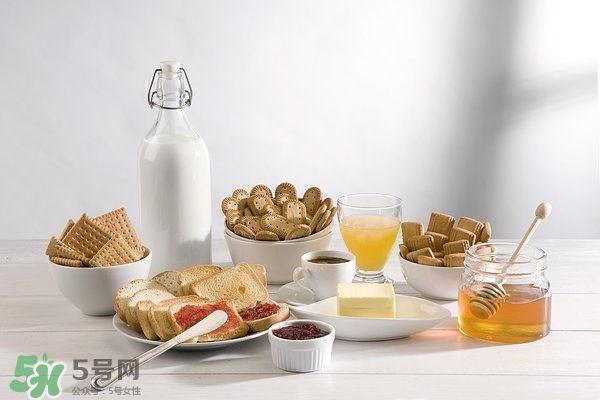 牛奶可以加蜂蜜嗎 牛奶加峰蜜可以一起喝嗎 牛奶可以加蜂蜜嗎 牛奶加峰蜜可以一起喝嗎