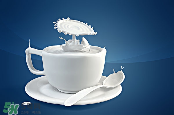 牛奶可以加蜂蜜嗎 牛奶加峰蜜可以一起喝嗎 牛奶可以加蜂蜜嗎 牛奶加峰蜜可以一起喝嗎