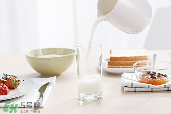 牛奶可以加蜂蜜嗎 牛奶加峰蜜可以一起喝嗎 牛奶可以加蜂蜜嗎 牛奶加峰蜜可以一起喝嗎