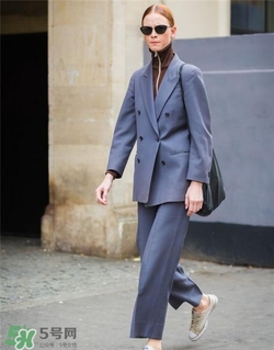 灰色西裝怎么搭配？灰色西服怎么搭配好看？