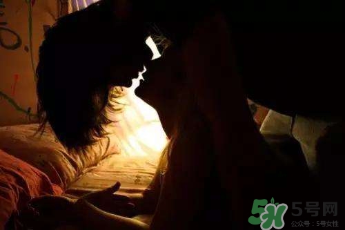 第一次如何舌吻？舌吻的技巧和方法