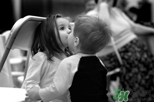 第一次如何舌吻？舌吻的技巧和方法