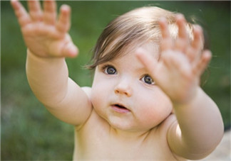 1歲寶寶的發(fā)育指標 1歲寶寶的發(fā)育標準