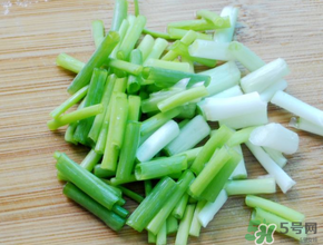 薺菜和蔥能一起吃嗎？薺菜餃子可以放蔥嗎？