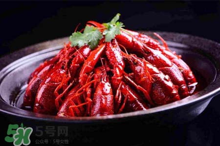 吃小龍蝦可以喝紅酒嗎？紅酒和龍蝦能一起吃嗎？