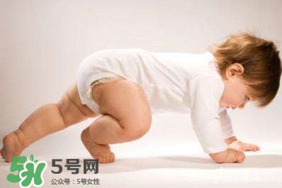 不會爬的寶寶不聰明嗎 寶寶不會爬是笨的表現(xiàn)嗎 不會爬的寶寶不聰明嗎 寶寶不會爬是笨的表現(xiàn)嗎