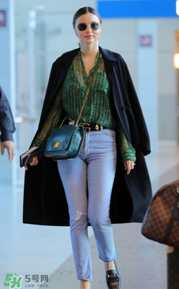 白百合長款白色外套是什么牌子？白百合長款白色外套是哪個(gè)品牌？